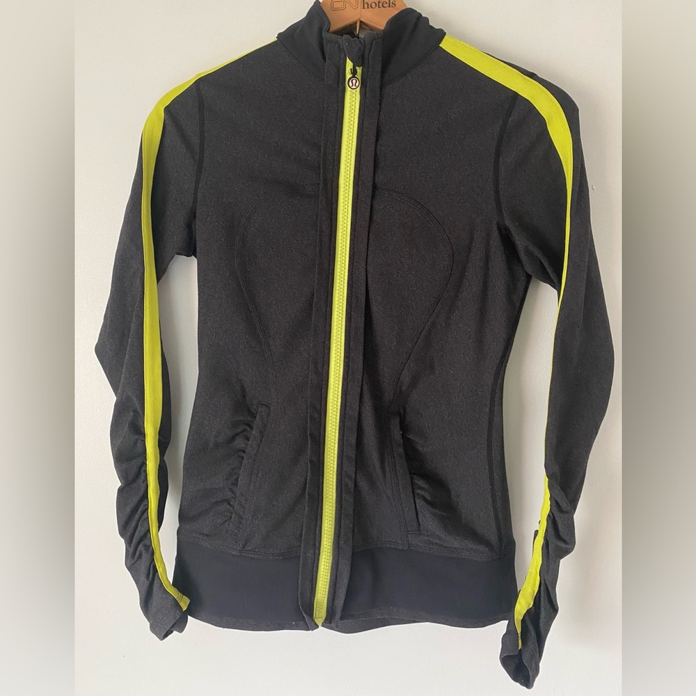 Lululemon Full Zip Grey/Yellow Sweater Thumb Holes Zippered Pockets Size 6 Jog
